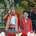 Jokowi-Iriana Pakai Baju Adat Banjar di Upacara Penurunan Bendera