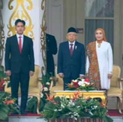 Kompak Berjas Hitam, Ma'ruf Amin & Gibran di Upacara Penurunan Bendera