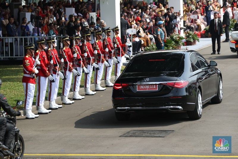 Musisi memainkan musik saat pembukaan upacara 17 Agustus di Istana Mereka, Jakarta, Sabtu (17/8/2024). (CNBC Indonesia/Tri Susilo)