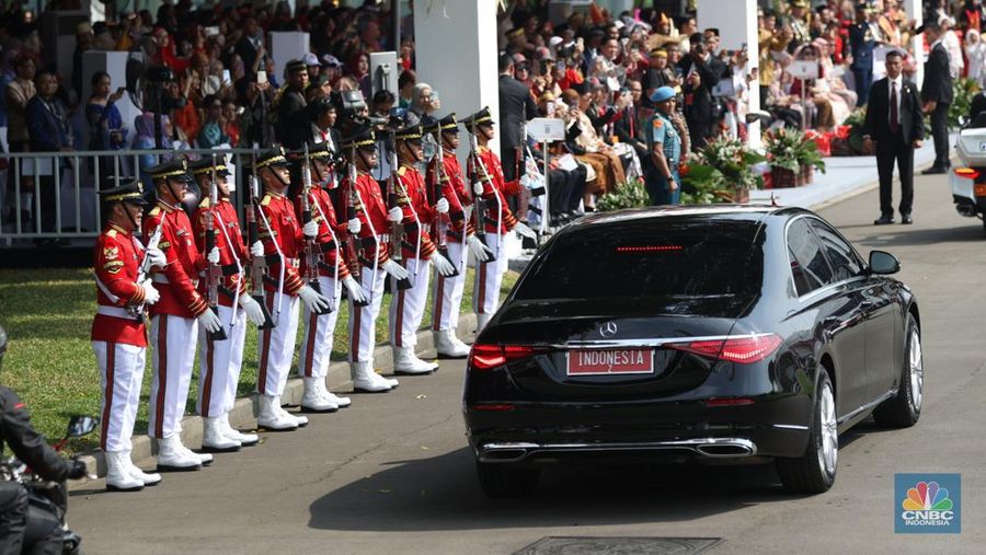 Musisi memainkan musik saat pembukaan upacara 17 Agustus di Istana Mereka, Jakarta, Sabtu (17/8/2024). (CNBC Indonesia/Tri Susilo)