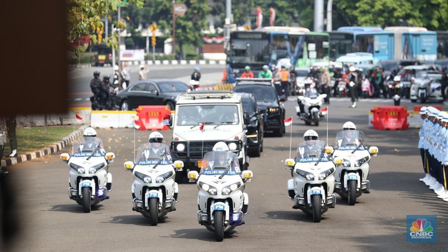 Musisi memainkan musik saat pembukaan upacara 17 Agustus di Istana Mereka, Jakarta, Sabtu (17/8/2024). (CNBC Indonesia/Tri Susilo)