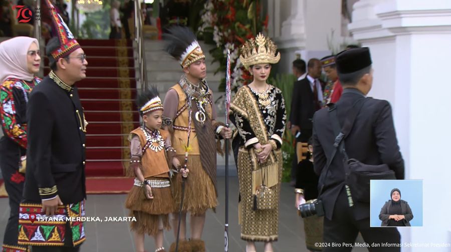 Wakil Presiden terpilih Gibran Rakabuming Raka tiba di Istana Merdeka, Jakarta mengenakan pakaian adat Papua jelang Upacara Peringatan Detik-detik Proklamasi, Sabtu (17/8/2024). (Tangkapan Layar Youtube Sekretariat Presiden)