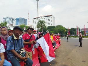 Warga Tonton Upacara HUT Ke-79 RI di IKN Lewat Videotron Depan Istana Jakarta