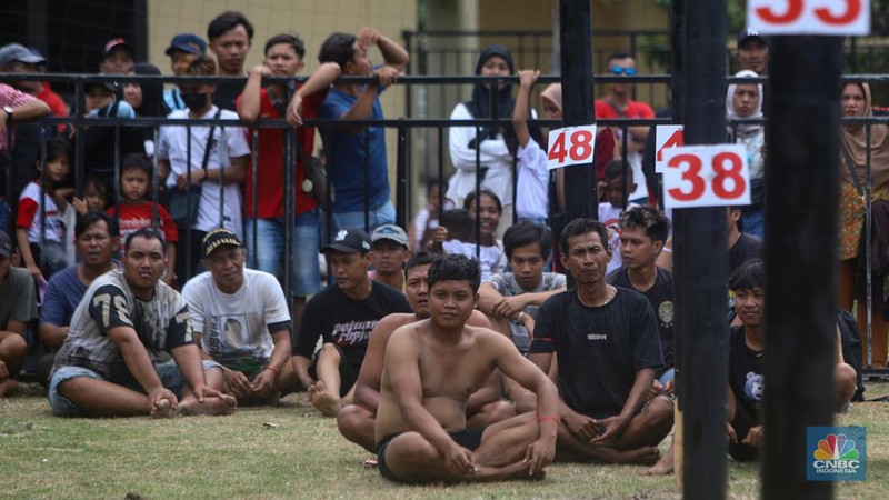 Warga mengikuti lomba panjat pinang kolosal dalam rangka HUT Ke-79 Kemerdekaan RI di Pantai Ancol, Jakarta, Sabtu (17/8/2024). (CNBC Indonesia/Faisal Rahman)