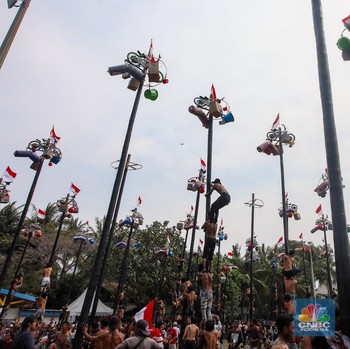 Potret Seru Warga RI Ramai-ramai Serbu Lomba Panjat Pinang Kolosal