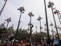 Potret Seru Warga RI Ramai-ramai Serbu Lomba Panjat Pinang Kolosal