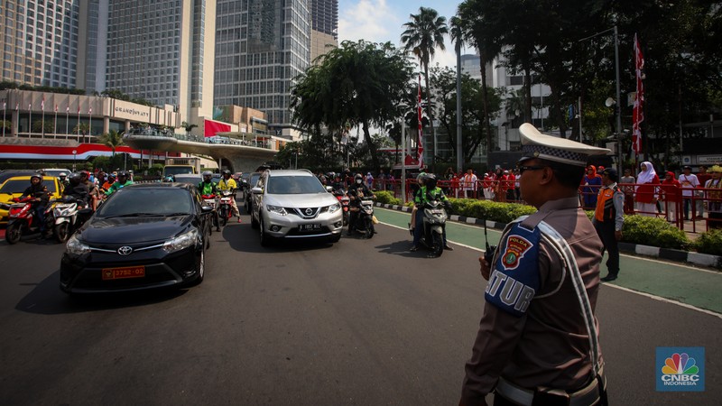 Warga mengikuti upacara peringatan HUT ke-79 Republik Indonesia (RI) di kawasan Bundaran Hotel Indonesia (HI), Jakarta, Sabtu (17/8/2024). Warga mengikuti upacara peringatan HUT ke-79 Republik Indonesia (RI) di kawasan Bundaran Hotel Indonesia (HI), Jakarta, Sabtu (17/8/2024). (CNBC Indonesia/Faisal Rahman)