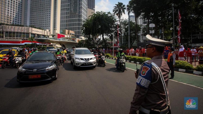 Warga mengikuti upacara peringatan HUT ke-79 Republik Indonesia (RI) di kawasan Bundaran Hotel Indonesia (HI), Jakarta, Sabtu (17/8/2024). (CNBC Indonesia/Faisal Rahman)