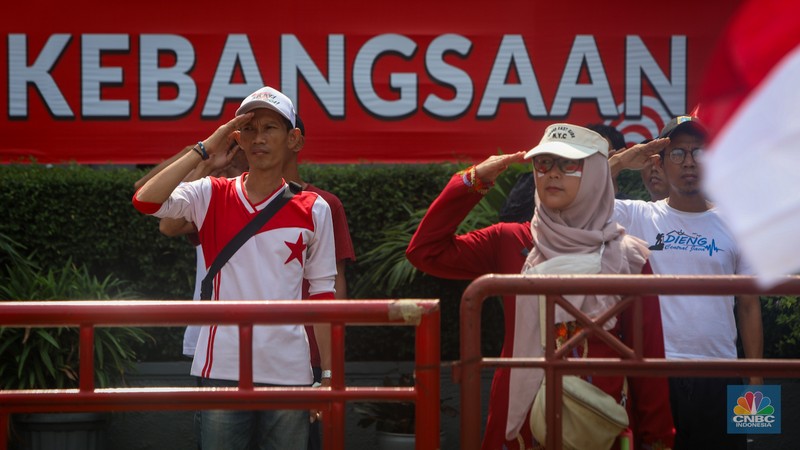 Warga mengikuti upacara peringatan HUT ke-79 Republik Indonesia (RI) di kawasan Bundaran Hotel Indonesia (HI), Jakarta, Sabtu (17/8/2024). Warga mengikuti upacara peringatan HUT ke-79 Republik Indonesia (RI) di kawasan Bundaran Hotel Indonesia (HI), Jakarta, Sabtu (17/8/2024). (CNBC Indonesia/Faisal Rahman)