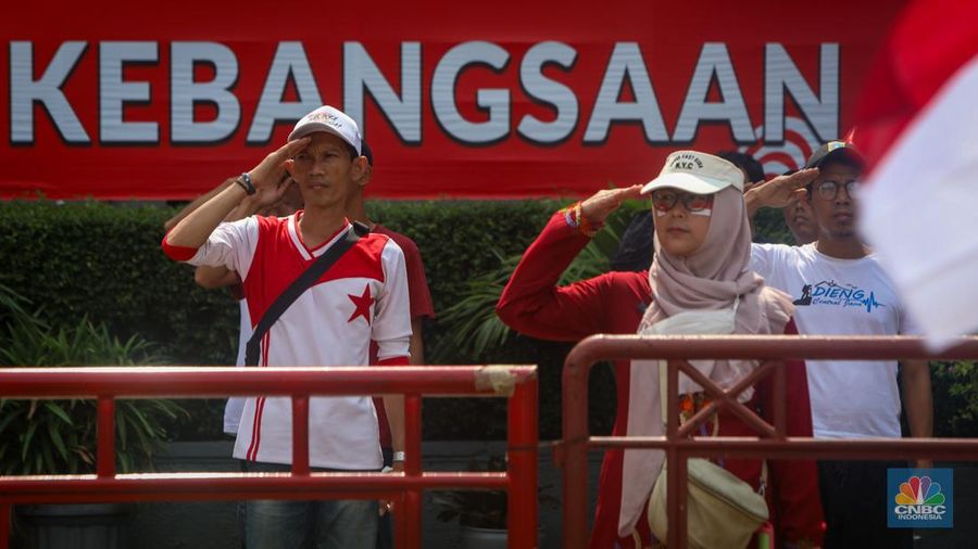Warga mengikuti upacara peringatan HUT ke-79 Republik Indonesia (RI) di kawasan Bundaran Hotel Indonesia (HI), Jakarta, Sabtu (17/8/2024). (CNBC Indonesia/Faisal Rahman)