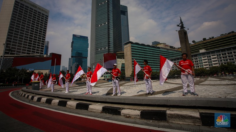 Warga mengikuti upacara peringatan HUT ke-79 Republik Indonesia (RI) di kawasan Bundaran Hotel Indonesia (HI), Jakarta, Sabtu (17/8/2024). (CNBC Indonesia/Faisal Rahman)