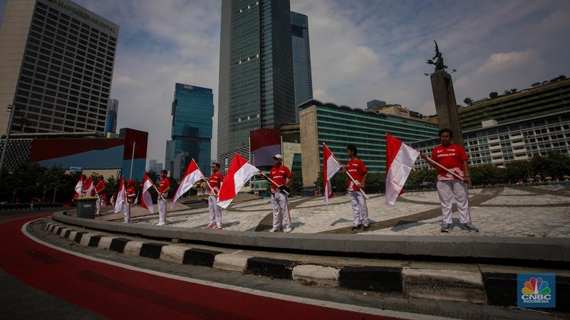 Warga mengikuti upacara peringatan HUT ke-79 Republik Indonesia (RI) di kawasan Bundaran Hotel Indonesia (HI), Jakarta, Sabtu (17/8/2024). (CNBC Indonesia/Faisal Rahman)