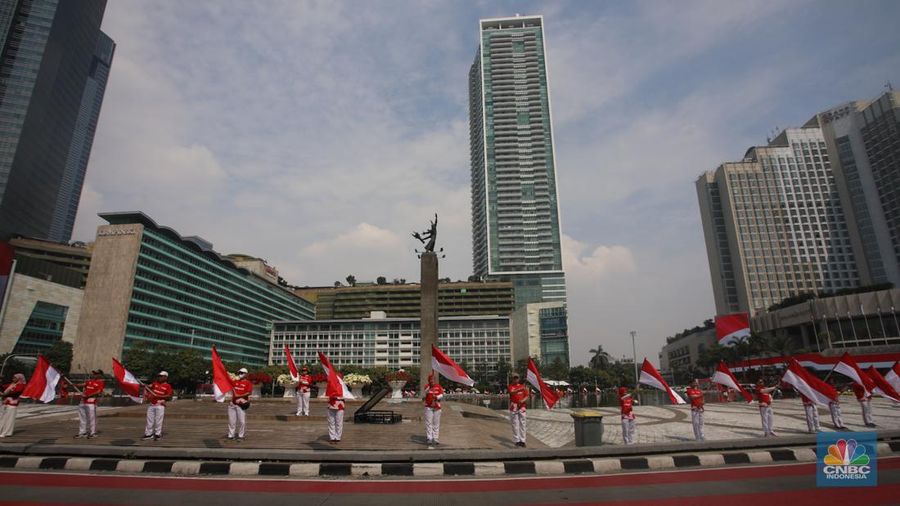 Warga mengikuti upacara peringatan HUT ke-79 Republik Indonesia (RI) di kawasan Bundaran Hotel Indonesia (HI), Jakarta, Sabtu (17/8/2024). (CNBC Indonesia/Faisal Rahman)