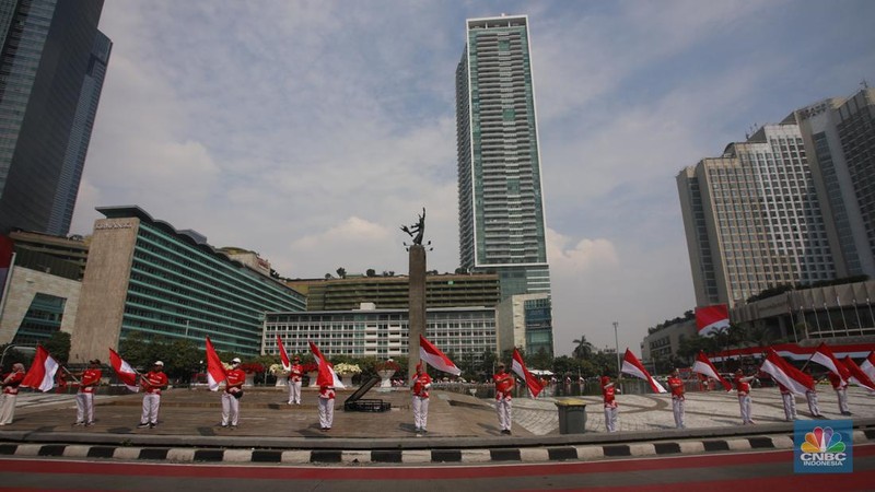 Warga mengikuti upacara peringatan HUT ke-79 Republik Indonesia (RI) di kawasan Bundaran Hotel Indonesia (HI), Jakarta, Sabtu (17/8/2024). (CNBC Indonesia/Faisal Rahman)
