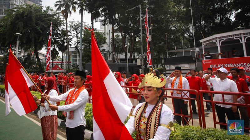 Warga mengikuti upacara peringatan HUT ke-79 Republik Indonesia (RI) di kawasan Bundaran Hotel Indonesia (HI), Jakarta, Sabtu (17/8/2024). Warga mengikuti upacara peringatan HUT ke-79 Republik Indonesia (RI) di kawasan Bundaran Hotel Indonesia (HI), Jakarta, Sabtu (17/8/2024). (CNBC Indonesia/Faisal Rahman)