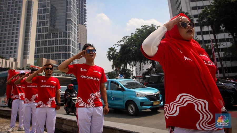 Warga mengikuti upacara peringatan HUT ke-79 Republik Indonesia (RI) di kawasan Bundaran Hotel Indonesia (HI), Jakarta, Sabtu (17/8/2024). (CNBC Indonesia/Faisal Rahman)