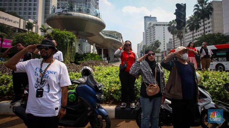 Warga mengikuti upacara peringatan HUT ke-79 Republik Indonesia (RI) di kawasan Bundaran Hotel Indonesia (HI), Jakarta, Sabtu (17/8/2024). (CNBC Indonesia/Faisal Rahman)