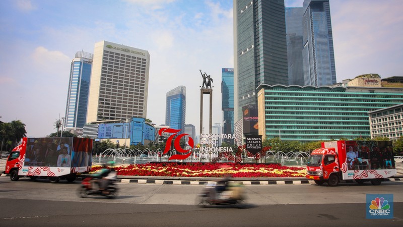 Warga mengikuti upacara peringatan HUT ke-79 Republik Indonesia (RI) di kawasan Bundaran Hotel Indonesia (HI), Jakarta, Sabtu (17/8/2024). Warga mengikuti upacara peringatan HUT ke-79 Republik Indonesia (RI) di kawasan Bundaran Hotel Indonesia (HI), Jakarta, Sabtu (17/8/2024). (CNBC Indonesia/Faisal Rahman)