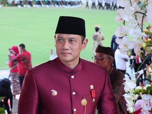 AHY Hadiri Upacara Penurunan Bendera di IKN Pakai Baju Adat Sulsel
