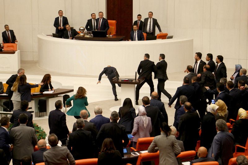 Anggota parlemen Turki terlibat baku hantam saat sidang membahas kekebalan atau imunitas aktivis hak asasi manusia Can Atalay pada Jumat (16/8). (REUTERS/Cagla Gurdogan) Anggota parlemen Turki terlibat baku hantam saat sidang membahas kekebalan atau imunitas aktivis hak asasi manusia Can Atalay pada Jumat (16/8). (REUTERS/Cagla Gurdogan)