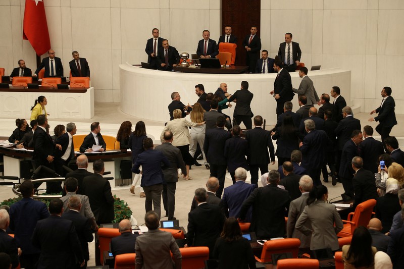 Anggota parlemen Turki terlibat baku hantam saat sidang membahas kekebalan atau imunitas aktivis hak asasi manusia Can Atalay pada Jumat (16/8). (REUTERS/Cagla Gurdogan)