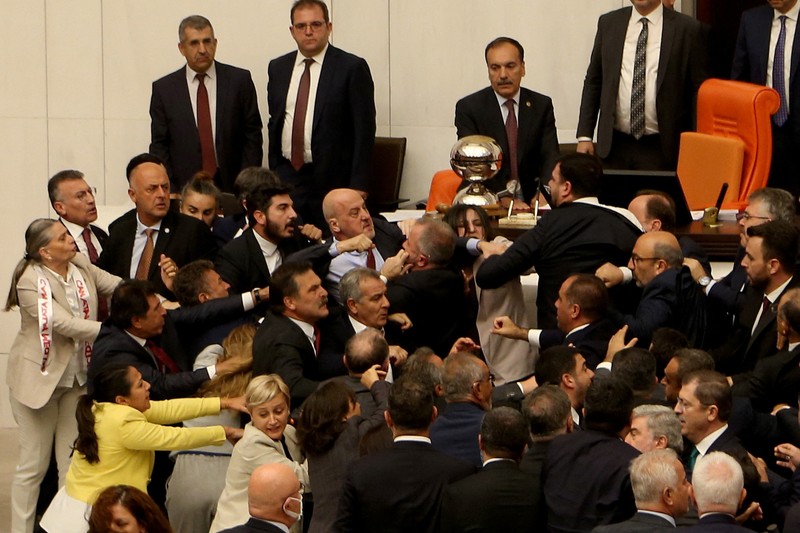 Anggota parlemen Turki terlibat baku hantam saat sidang membahas kekebalan atau imunitas aktivis hak asasi manusia Can Atalay pada Jumat (16/8). (REUTERS/Cagla Gurdogan)