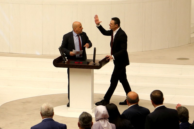 Anggota parlemen Turki terlibat baku hantam saat sidang membahas kekebalan atau imunitas aktivis hak asasi manusia Can Atalay pada Jumat (16/8). (REUTERS/Cagla Gurdogan)