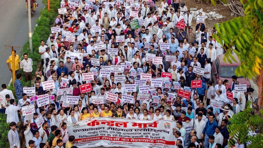 Asosiasi Medis Allahabad (AMA) dan dokter residen Rumah Sakit SRN menyalakan lilin dan berjalan dalam aksi unjuk rasa menentang dugaan pemerkosaan dan pembunuhan seorang dokter magang di sebuah rumah sakit pemerintah minggu lalu, di Prayagraj, Uttar Pradesh, India, Sabtu, 17 Agustus 2024. (AP/Rajesh Kumar Singh)