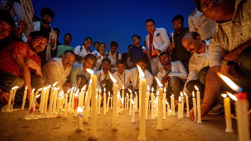 Asosiasi Medis Allahabad (AMA) dan dokter residen Rumah Sakit SRN menyalakan lilin dan berjalan dalam aksi unjuk rasa menentang dugaan pemerkosaan dan pembunuhan seorang dokter magang di sebuah rumah sakit pemerintah minggu lalu, di Prayagraj, Uttar Pradesh, India, Sabtu, 17 Agustus 2024. (AP/Rajesh Kumar Singh)
