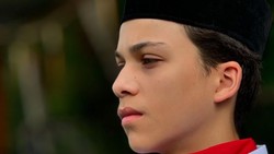 Gaya Putra Tampan Ayu Azhari Baca UUD 1945 Pakai Bahasa Inggris, Curi Atensi