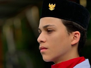 Gaya Putra Tampan Ayu Azhari Baca UUD 1945 Pakai Bahasa Inggris, Curi Atensi