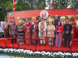 Rayakan HUT RI Ke-79, Insan Bank Jatim Kompak Berbusana Adat