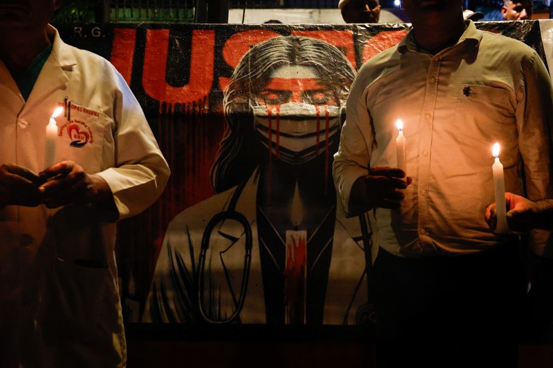 Asosiasi Medis Allahabad (AMA) dan dokter residen Rumah Sakit SRN menyalakan lilin dan berjalan dalam aksi unjuk rasa menentang dugaan pemerkosaan dan pembunuhan seorang dokter magang di sebuah rumah sakit pemerintah minggu lalu, di Prayagraj, Uttar Pradesh, India, Sabtu, 17 Agustus 2024. (AP/Rajesh Kumar Singh) Asosiasi Medis Allahabad (AMA) dan dokter residen Rumah Sakit SRN menyalakan lilin dan berjalan dalam aksi unjuk rasa menentang dugaan pemerkosaan dan pembunuhan seorang dokter magang di sebuah rumah sakit pemerintah minggu lalu, di Prayagraj, Uttar Pradesh, India, Sabtu, 17 Agustus 2024. (AP/Rajesh Kumar Singh)