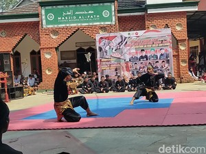 Adu Jurus Silat Ala Santri di Sukabumi Sambut HUT RI
