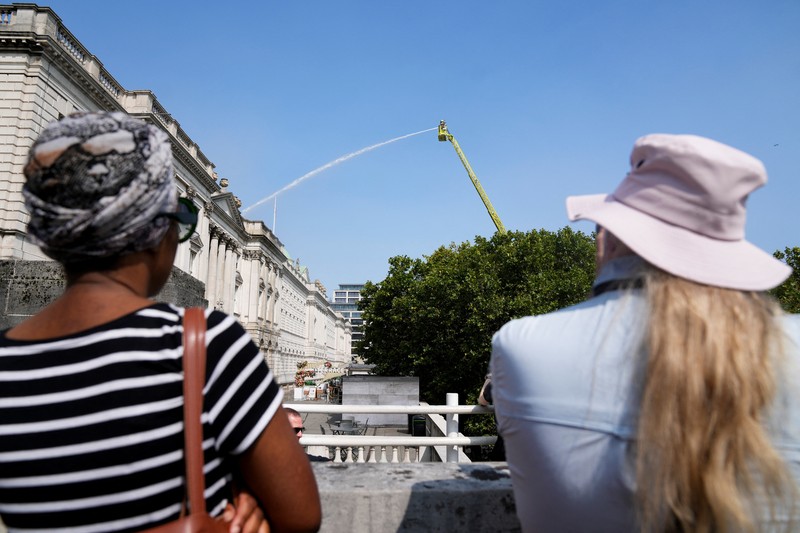 Kebakaran terjadi di Somerset House, pusat kesenian bersejarah di London, pada Sabtu (17/8) waktu Inggris. Salah satu bagian dari gedung kesenian itu terbakar hingga membuat Somerset House ditutup untuk sementara. (Shivansh Gupta/PA via AP)