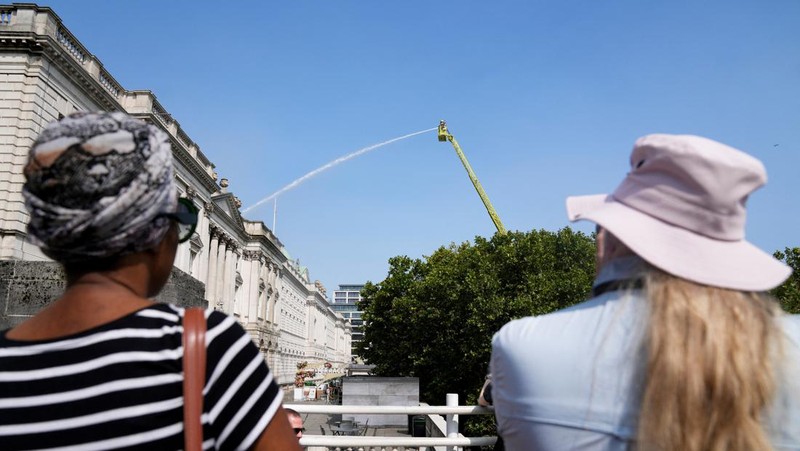 Kebakaran terjadi di Somerset House, pusat kesenian bersejarah di London, pada Sabtu (17/8) waktu Inggris. Salah satu bagian dari gedung kesenian itu terbakar hingga membuat Somerset House ditutup untuk sementara. (Shivansh Gupta/PA via AP)