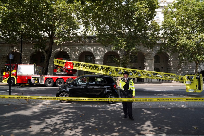Kebakaran terjadi di Somerset House, pusat kesenian bersejarah di London, pada Sabtu (17/8) waktu Inggris. Salah satu bagian dari gedung kesenian itu terbakar hingga membuat Somerset House ditutup untuk sementara. (Shivansh Gupta/PA via AP) Kebakaran terjadi di Somerset House, pusat kesenian bersejarah di London, pada Sabtu (17/8) waktu Inggris. Salah satu bagian dari gedung kesenian itu terbakar hingga membuat Somerset House ditutup untuk sementara. (Shivansh Gupta/PA via AP)