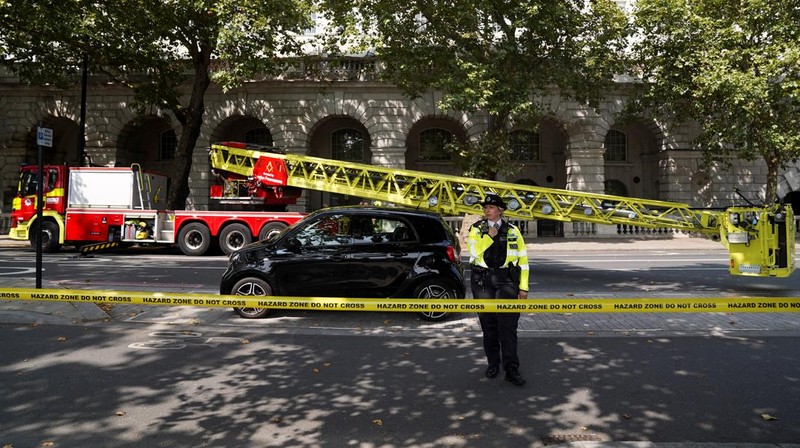 Kebakaran terjadi di Somerset House, pusat kesenian bersejarah di London, pada Sabtu (17/8) waktu Inggris. Salah satu bagian dari gedung kesenian itu terbakar hingga membuat Somerset House ditutup untuk sementara. (Shivansh Gupta/PA via AP)