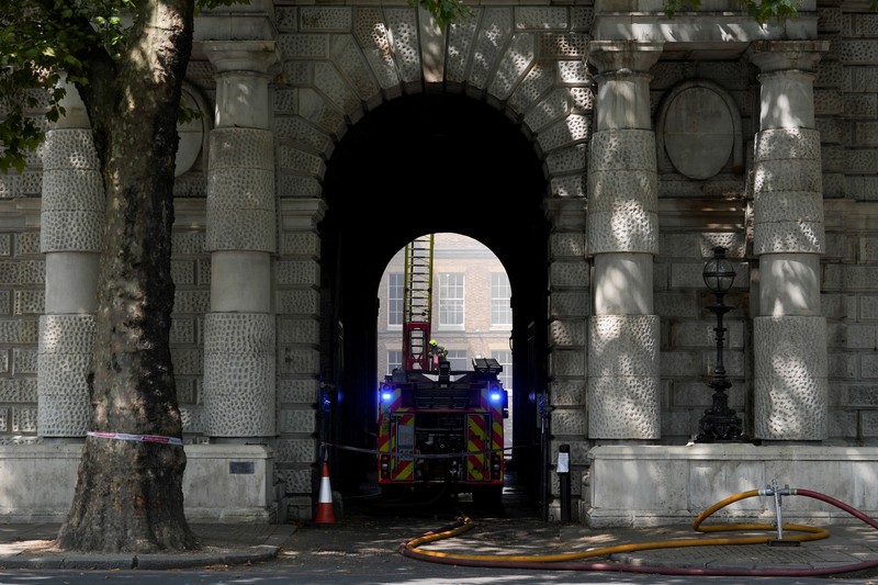 Kebakaran terjadi di Somerset House, pusat kesenian bersejarah di London, pada Sabtu (17/8) waktu Inggris. Salah satu bagian dari gedung kesenian itu terbakar hingga membuat Somerset House ditutup untuk sementara. (Shivansh Gupta/PA via AP)