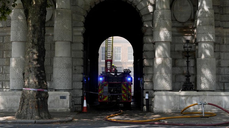 Kebakaran terjadi di Somerset House, pusat kesenian bersejarah di London, pada Sabtu (17/8) waktu Inggris. Salah satu bagian dari gedung kesenian itu terbakar hingga membuat Somerset House ditutup untuk sementara. (Shivansh Gupta/PA via AP)