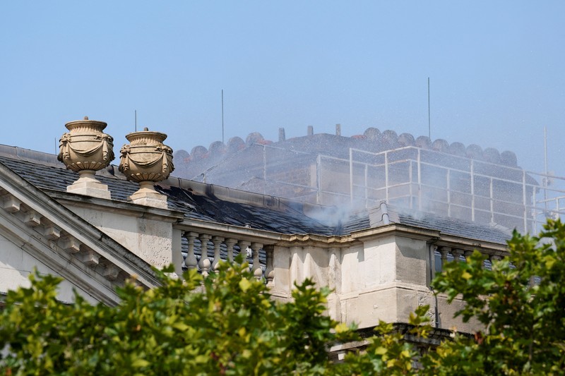 Kebakaran terjadi di Somerset House, pusat kesenian bersejarah di London, pada Sabtu (17/8) waktu Inggris. Salah satu bagian dari gedung kesenian itu terbakar hingga membuat Somerset House ditutup untuk sementara. (Shivansh Gupta/PA via AP) Kebakaran terjadi di Somerset House, pusat kesenian bersejarah di London, pada Sabtu (17/8) waktu Inggris. Salah satu bagian dari gedung kesenian itu terbakar hingga membuat Somerset House ditutup untuk sementara. (Shivansh Gupta/PA via AP)
