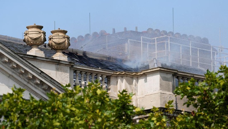 Kebakaran terjadi di Somerset House, pusat kesenian bersejarah di London, pada Sabtu (17/8) waktu Inggris. Salah satu bagian dari gedung kesenian itu terbakar hingga membuat Somerset House ditutup untuk sementara. (Shivansh Gupta/PA via AP)