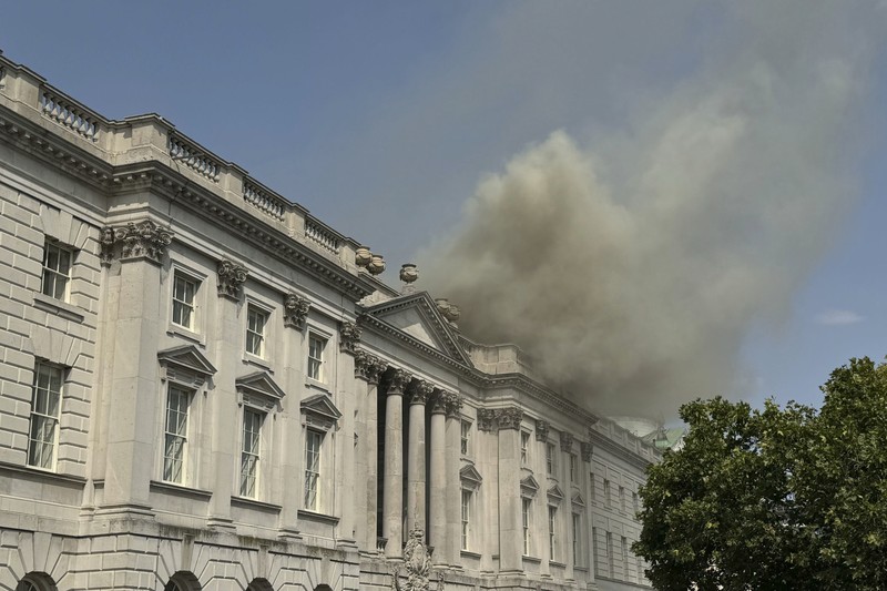 Kebakaran terjadi di Somerset House, pusat kesenian bersejarah di London, pada Sabtu (17/8) waktu Inggris. Salah satu bagian dari gedung kesenian itu terbakar hingga membuat Somerset House ditutup untuk sementara. (Shivansh Gupta/PA via AP) Kebakaran terjadi di Somerset House, pusat kesenian bersejarah di London, pada Sabtu (17/8) waktu Inggris. Salah satu bagian dari gedung kesenian itu terbakar hingga membuat Somerset House ditutup untuk sementara. (Shivansh Gupta/PA via AP)