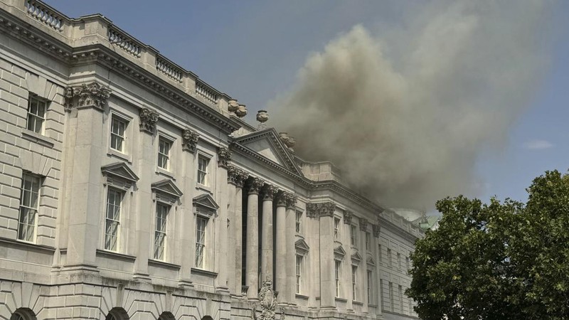 Kebakaran terjadi di Somerset House, pusat kesenian bersejarah di London, pada Sabtu (17/8) waktu Inggris. Salah satu bagian dari gedung kesenian itu terbakar hingga membuat Somerset House ditutup untuk sementara. (Shivansh Gupta/PA via AP)
