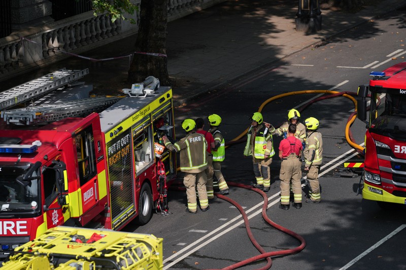 Kebakaran terjadi di Somerset House, pusat kesenian bersejarah di London, pada Sabtu (17/8) waktu Inggris. Salah satu bagian dari gedung kesenian itu terbakar hingga membuat Somerset House ditutup untuk sementara. (Shivansh Gupta/PA via AP) Kebakaran terjadi di Somerset House, pusat kesenian bersejarah di London, pada Sabtu (17/8) waktu Inggris. Salah satu bagian dari gedung kesenian itu terbakar hingga membuat Somerset House ditutup untuk sementara. (Shivansh Gupta/PA via AP)