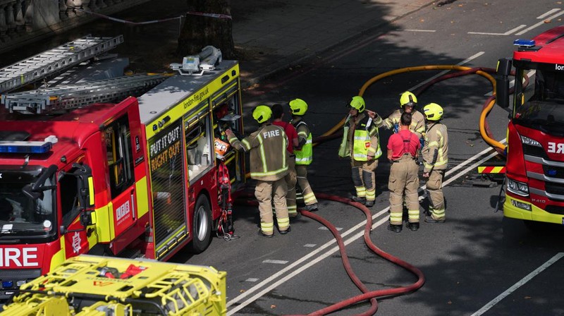 Kebakaran terjadi di Somerset House, pusat kesenian bersejarah di London, pada Sabtu (17/8) waktu Inggris. Salah satu bagian dari gedung kesenian itu terbakar hingga membuat Somerset House ditutup untuk sementara. (Shivansh Gupta/PA via AP)
