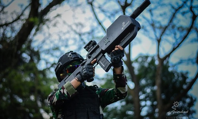 Momen HUT ke-79 Republik Indonesia, PT Pindad memperkenalkan produk inovasi terbaru dalam mengembangkan senjata anti-drone buatan dalam negeri yang diberi nama SPS-1 (Senjata Pelumpuh Senyap seri 1) dan kendaraan Maung MV3 Mobile Jammer pada 17 Agustus 2024 di Ibu Kota Nusantara (IKN). (Dok: PT Pindad)
