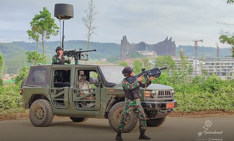Momen HUT ke-79 Republik Indonesia, PT Pindad memperkenalkan produk inovasi terbaru dalam mengembangkan senjata anti-drone buatan dalam negeri yang diberi nama SPS-1 (Senjata Pelumpuh Senyap seri 1) dan kendaraan Maung MV3 Mobile Jammer pada 17 Agustus 2024 di Ibu Kota Nusantara (IKN). (Dok: PT Pindad)