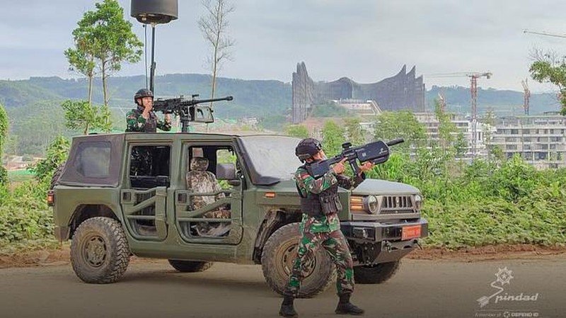 Momen HUT ke-79 Republik Indonesia, PT Pindad memperkenalkan produk inovasi terbaru dalam mengembangkan senjata anti-drone buatan dalam negeri yang diberi nama SPS-1 (Senjata Pelumpuh Senyap seri 1) dan kendaraan Maung MV3 Mobile Jammer pada 17 Agustus 2024 di Ibu Kota Nusantara (IKN). (Dok: PT Pindad)