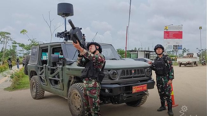 Momen HUT ke-79 Republik Indonesia, PT Pindad memperkenalkan produk inovasi terbaru dalam mengembangkan senjata anti-drone buatan dalam negeri yang diberi nama SPS-1 (Senjata Pelumpuh Senyap seri 1) dan kendaraan Maung MV3 Mobile Jammer pada 17 Agustus 2024 di Ibu Kota Nusantara (IKN). (Dok: PT Pindad)